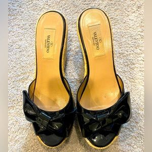 VALENTINO
Patent Leather Bow Accents Espadrilles - Size 37